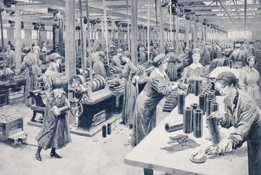Kobiety pracujące w fabryce amunicji w 1915 roku